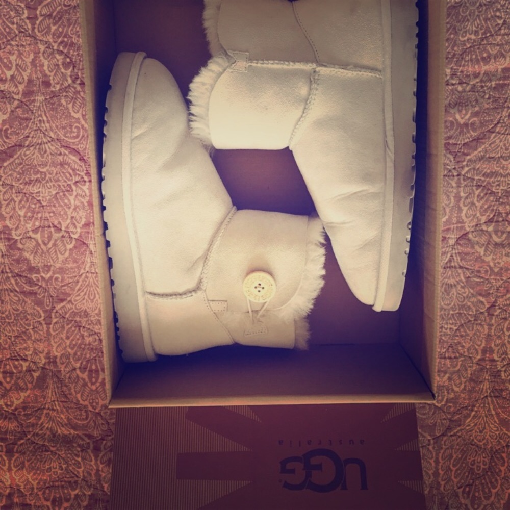 Barely worn Ugg Mini Bailey Button